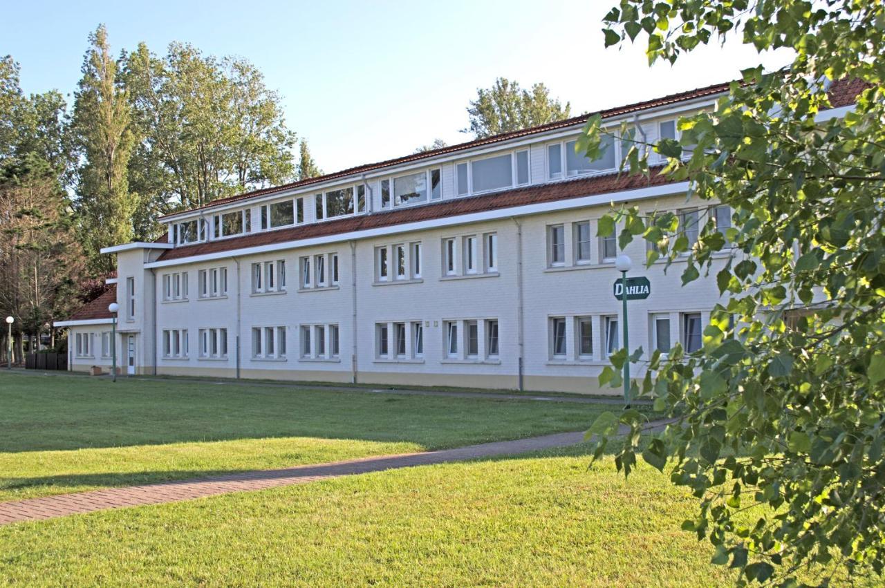 Sunny Apartment In Residential Park - De Haan Exteriör bild